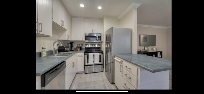 Building Photo - 185 Union Ave