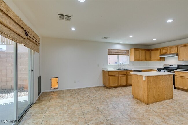 Building Photo - 210 Lynbrook St