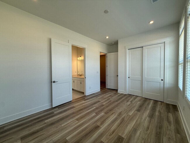 Building Photo - Beautiful 4 Bedroom Single Family Home