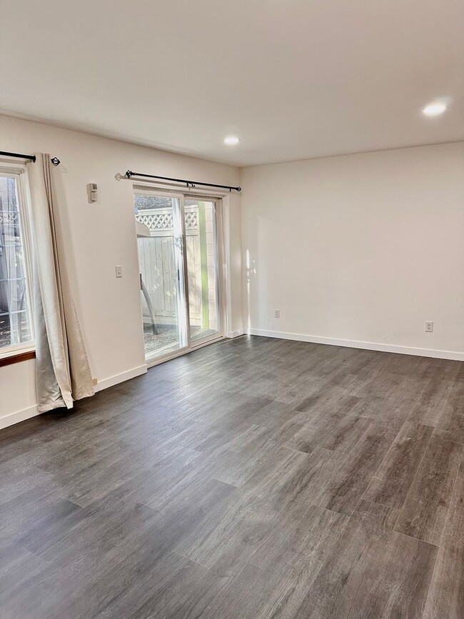 Building Photo - 3 bed 1.5 bath townhome in the prime locat...