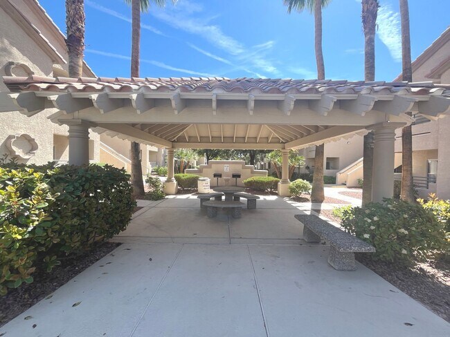 Building Photo - 2 bed, 2 bath condo located in gated community w/lush landscaping, 2 pools, spas, BBQ areas & clu...