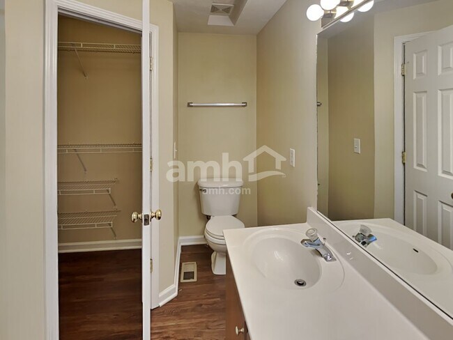 Building Photo - 427 Parrish Hill