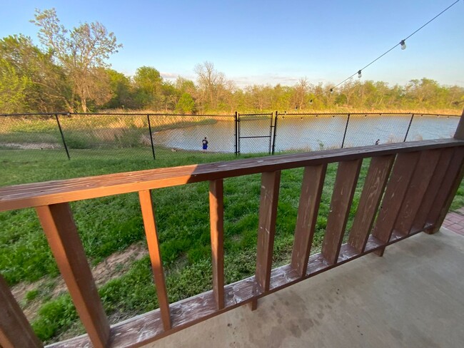 Building Photo - 4 bedrooms/2.5 bath over 2,000 square feet