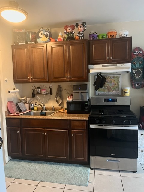 Kitchen with new stove & microwave - 104 S Clementine St
