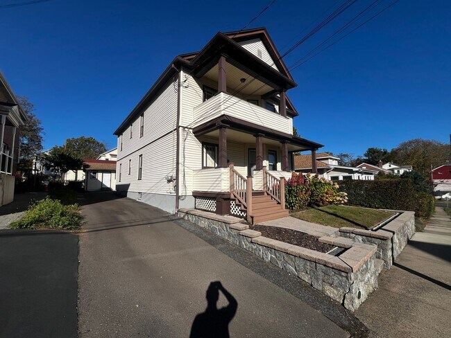 Building Photo - Inviting 2-Bedroom 2nd Floor Apartment in ...