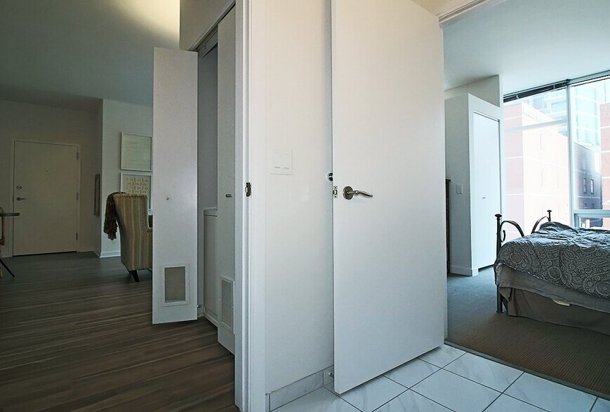Building Photo - 816 N La Salle Dr