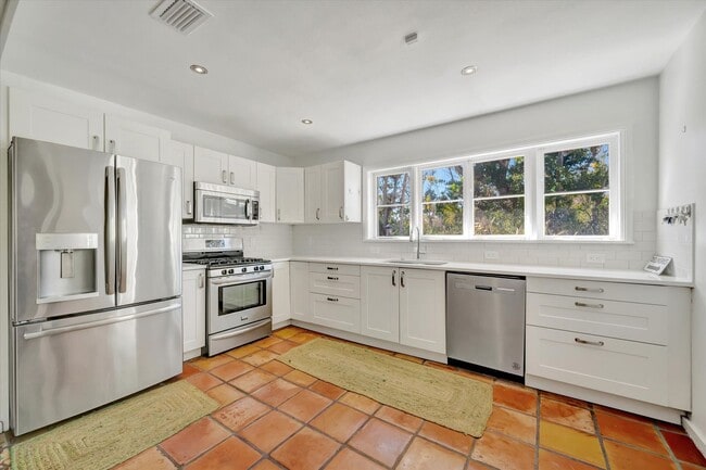 Building Photo - ALL THE CHARM! - Siesta Key 1+ acre on the Bay - 3 bed/ 2 bath pool home