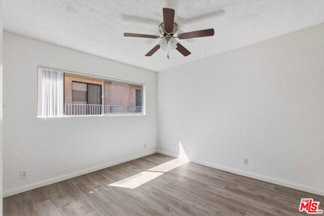 Building Photo - 11746 Goshen Ave