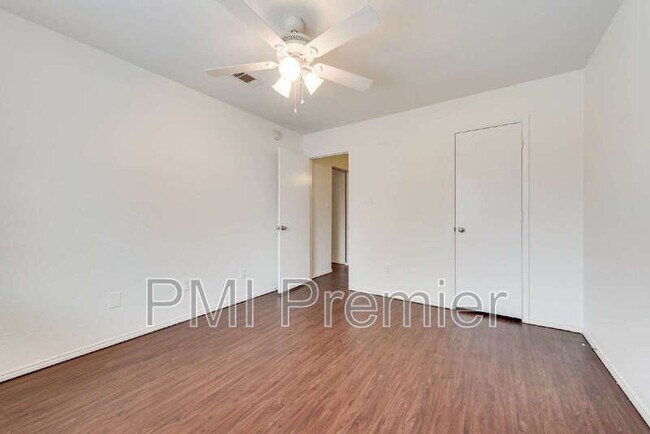 Building Photo - 516 Roberts Dr