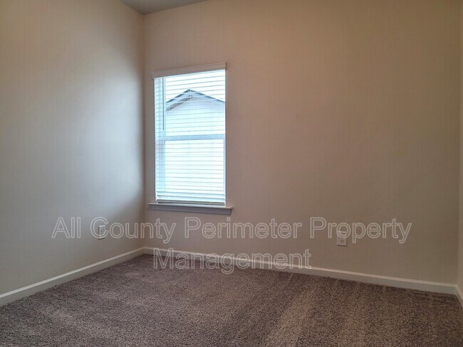 Building Photo - 25 Rambling Oaks Dr NE