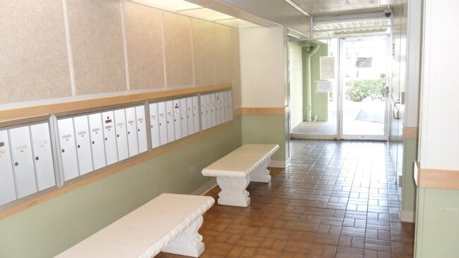 Building Photo - Spacious 2-Bedroom 1-Bath and 1-Parking at...