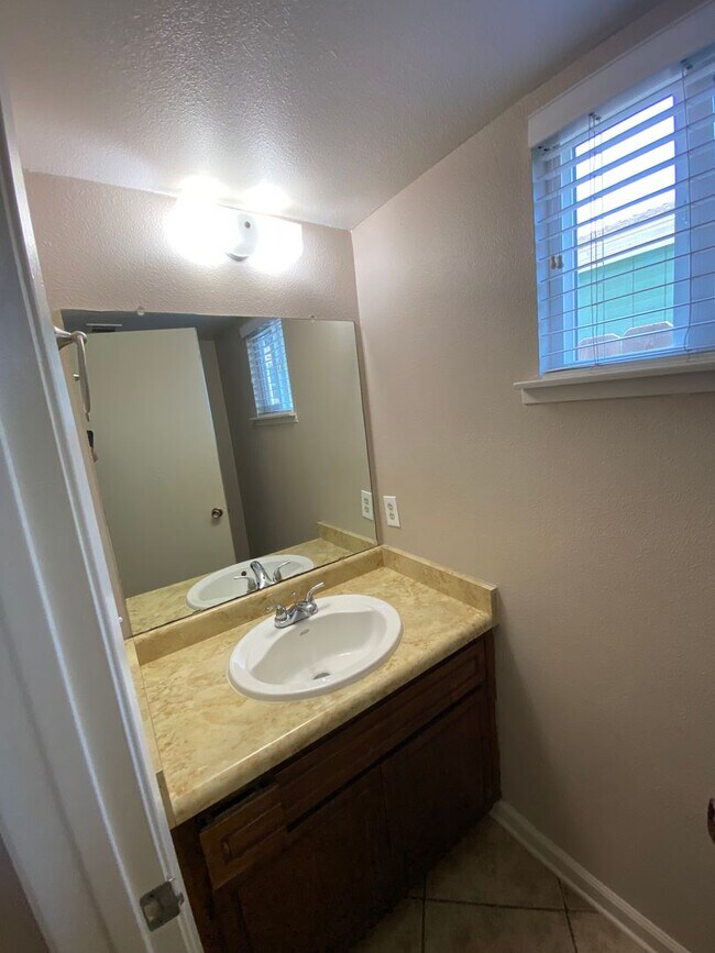 Building Photo - North Visalia Townhome Available Now