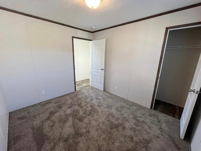 Building Photo - 1319 W Plum St