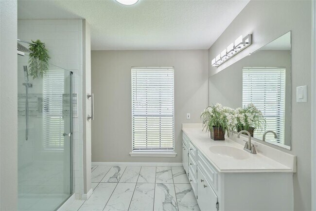 Building Photo - 26611 Oak Hill Dr