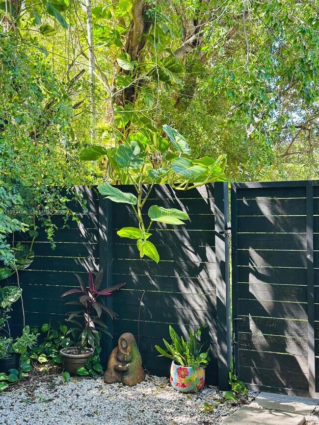 Building Photo - 1002 NE 119th St