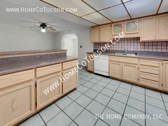 Building Photo - 8905 N Hickory Dr