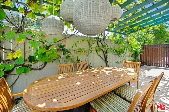 Building Photo - 8815 Rosewood Ave