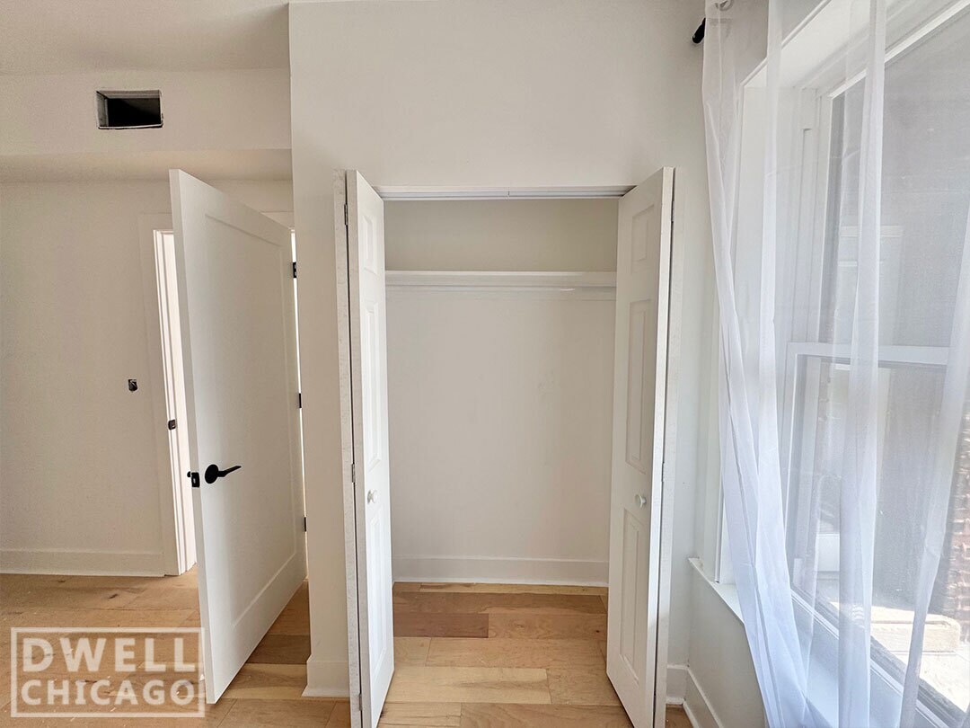 Building Photo - 725 W Waveland Ave