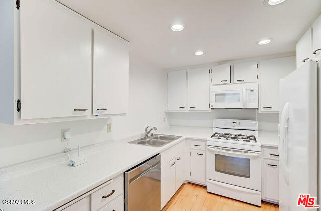 Building Photo - 1348 E Hillcrest Dr