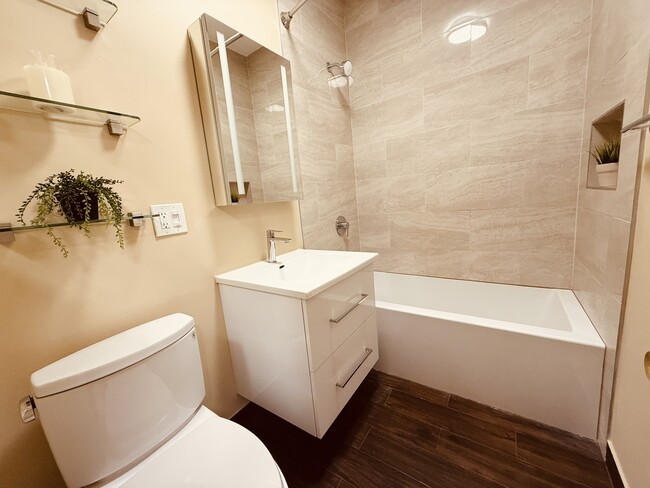 Building Photo - 2133 N Sheffield Ave