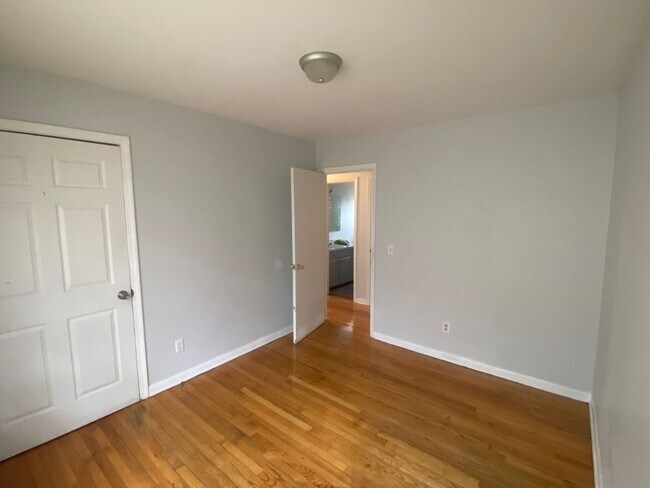 Building Photo - 221 Ramblewood Dr
