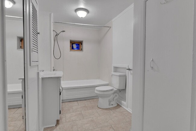Building Photo - $1,295.00, 1 bed, 1 bath newly renovated basement unit located in Denver.