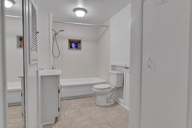Building Photo - $1,495.00, 1 bed, 1 bath newly renovated b...