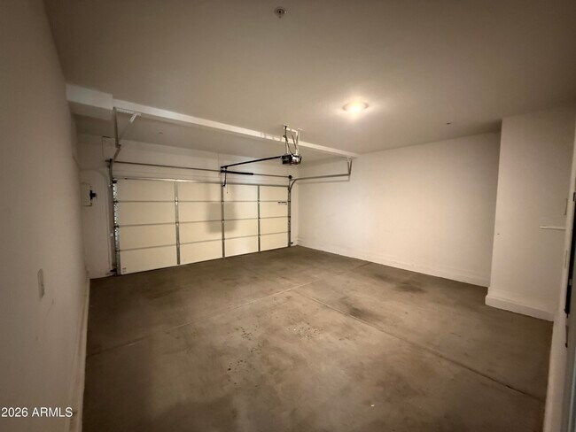 Building Photo - 1255 N Arizona Ave