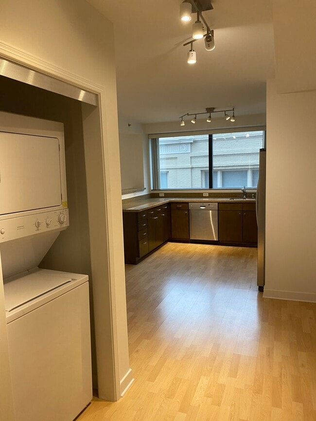 Building Photo - 1BR/1BA 837sqft! Condo! Parking! Laundry! ...