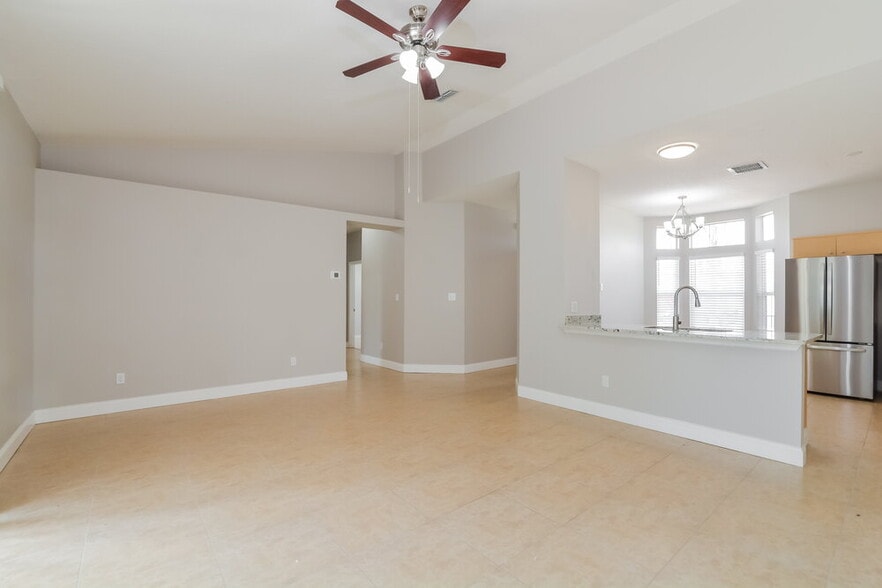 Building Photo - 717 Modena St