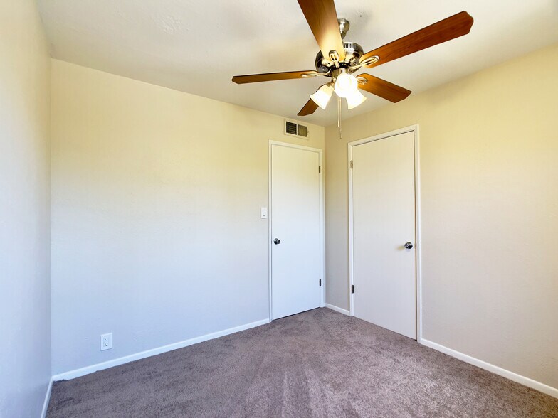 Building Photo - 1913 E El Parque Dr