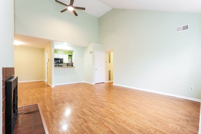 Building Photo - 654B Woodford Ln