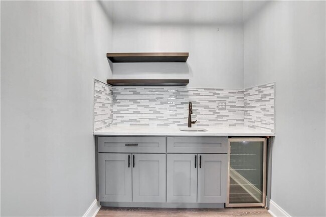 Building Photo - 3345 Regent Pl SW