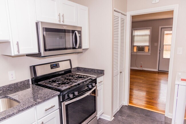 Building Photo - ONE MONTH FREE-Sign by 2/28/2026: Walk to Carytown & the Fan