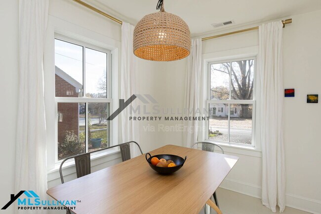 Building Photo - 1803 Hillcrest Dr