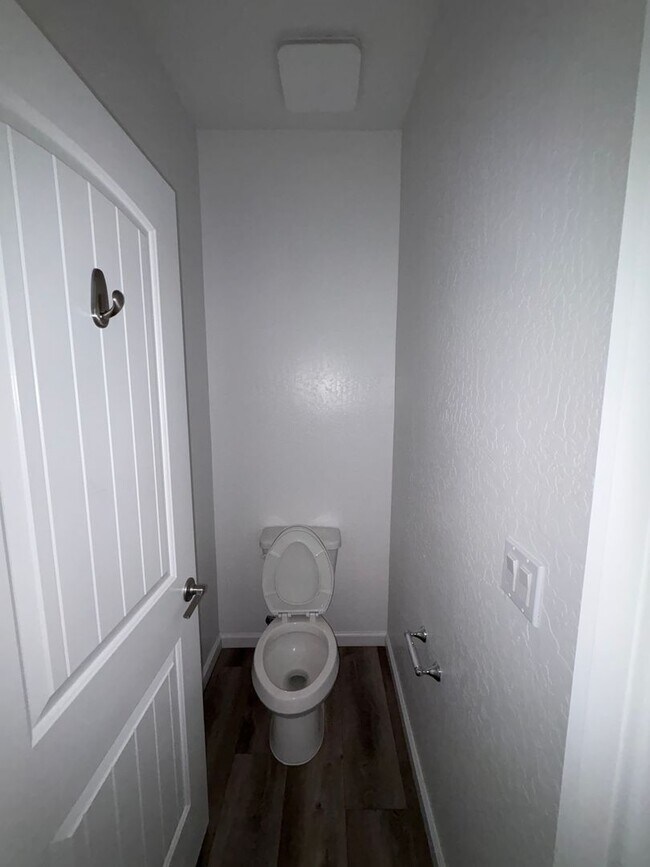 Building Photo - Two-story home in NW Visalia home Availabl...