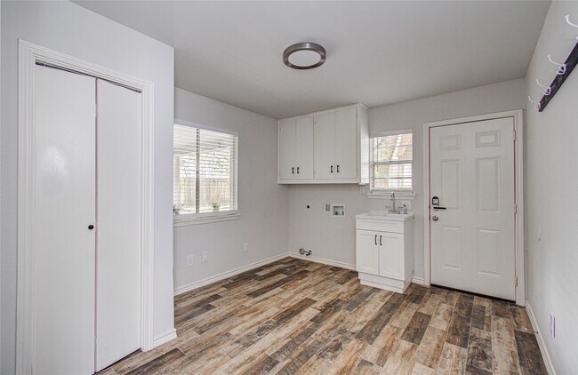 Building Photo - 5507 Braesvalley Dr