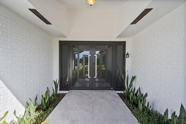 Building Photo - 13855 Shawmut Ct