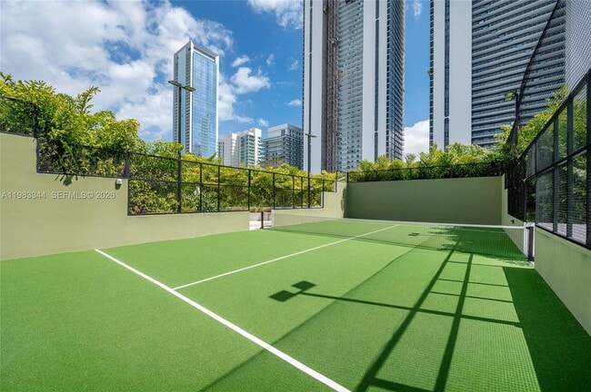 Building Photo - 700 NE 24th St