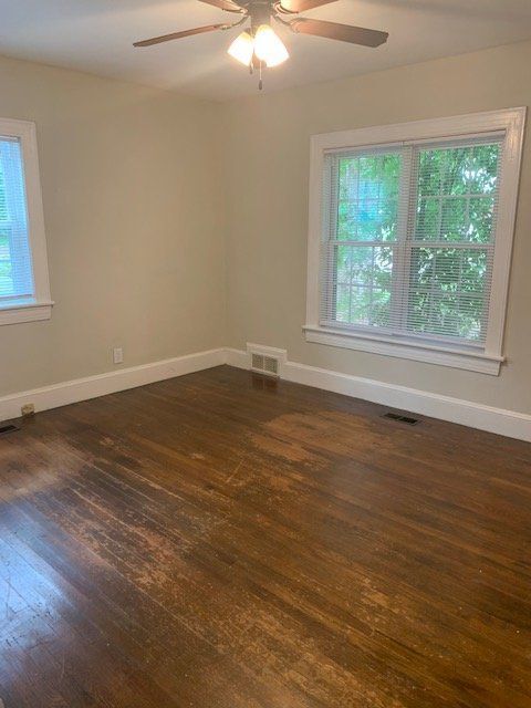 Building Photo - 301 S Oak St