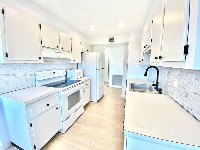 Building Photo - 1200 NE Miami Gardens Dr