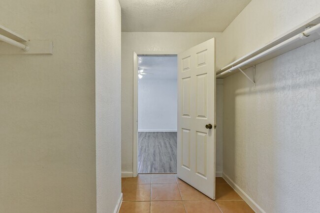 Building Photo - 1128 Royal Crest Dr
