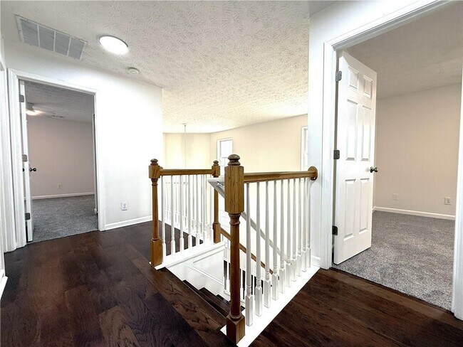 Building Photo - 2150 Lexington Ln