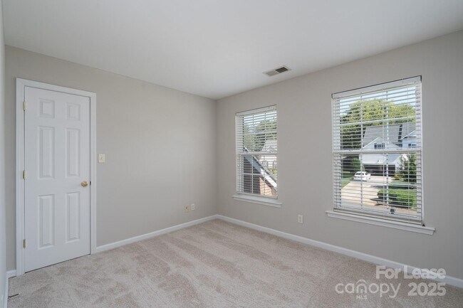 Building Photo - 604 Queenswater Ln