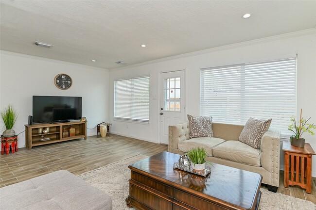 Building Photo - 5791 Maple Hill Dr