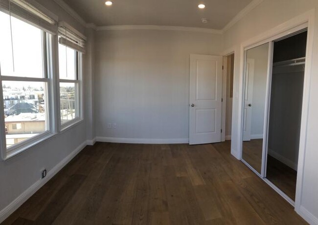 Building Photo - 3 bedroom in Oakland CA 94606