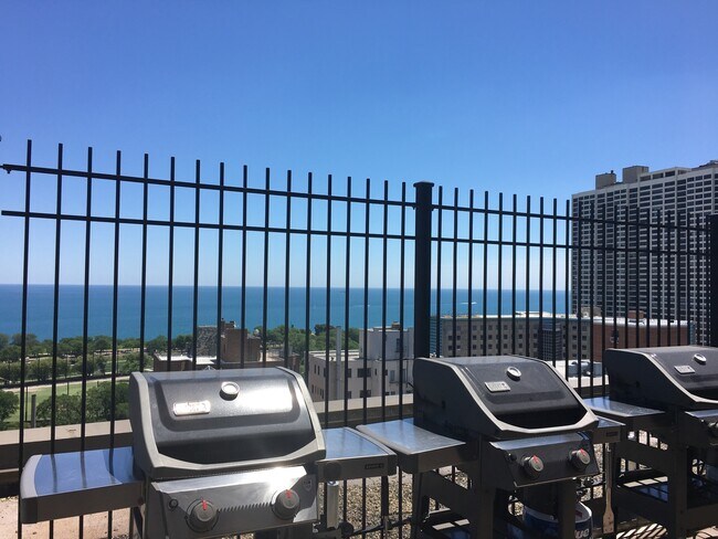 Building Photo - 2930 N Sheridan Rd