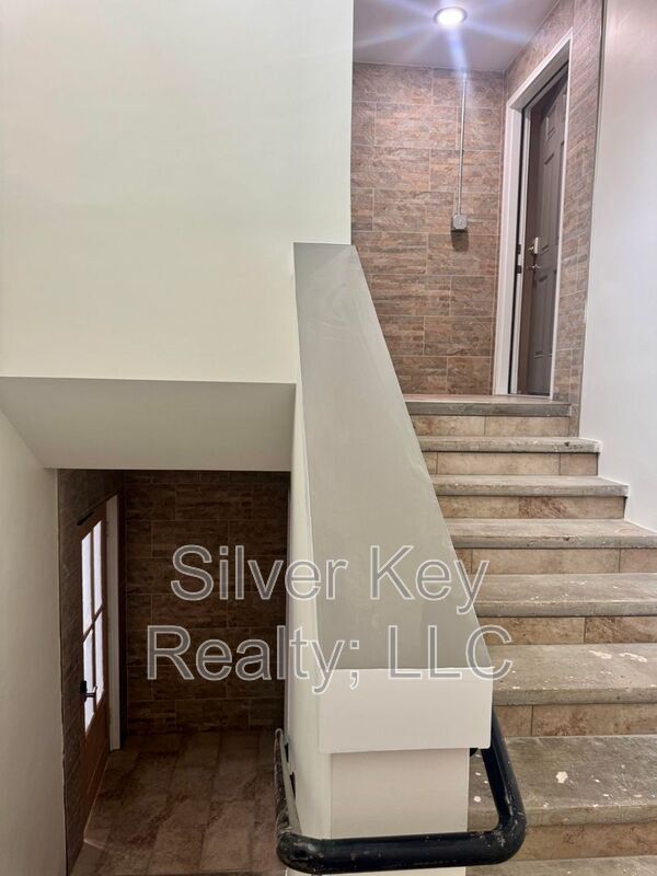 Building Photo - 2113 W Madison Ave