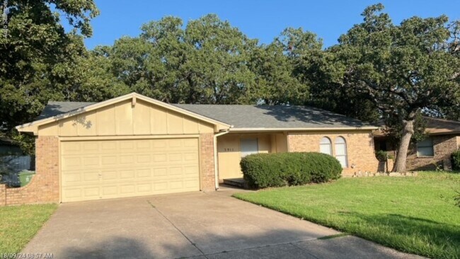 Primary Photo - 3911 Firethorn Dr