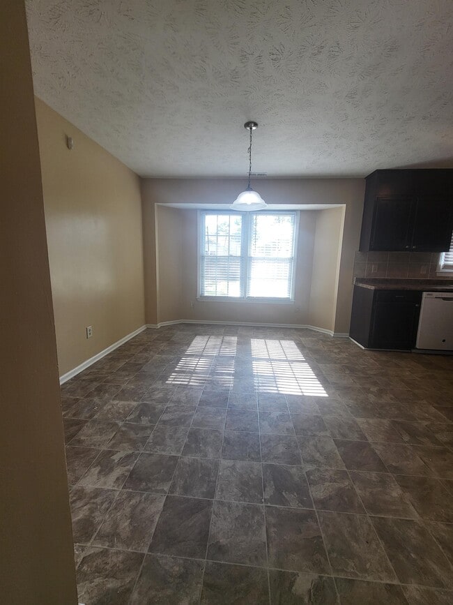 Building Photo - 7281 Pebblebrook Dr